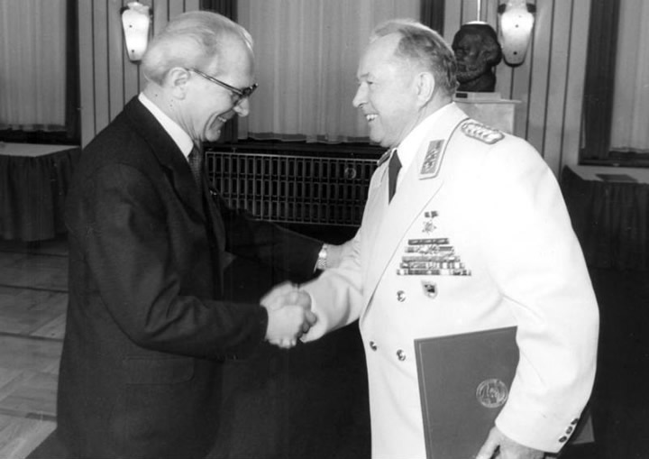 Erich Honecker feliciteert Erich Mielke met het 30-jarige jubileum van het Ministerie voor Staatsveiligheid.