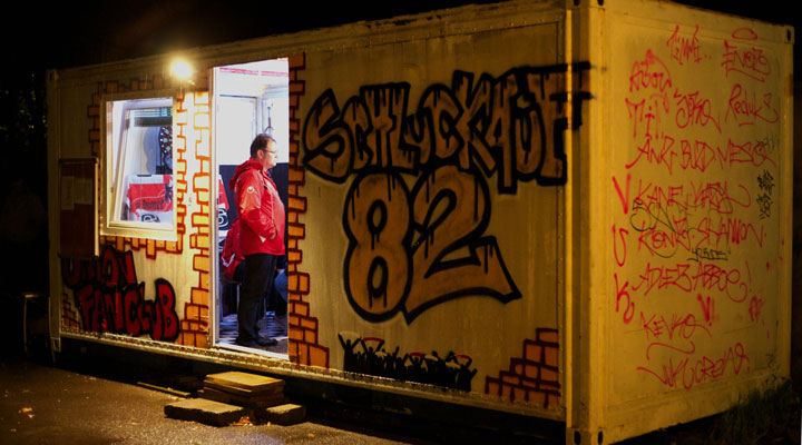 Een oude container fungeert als kantine